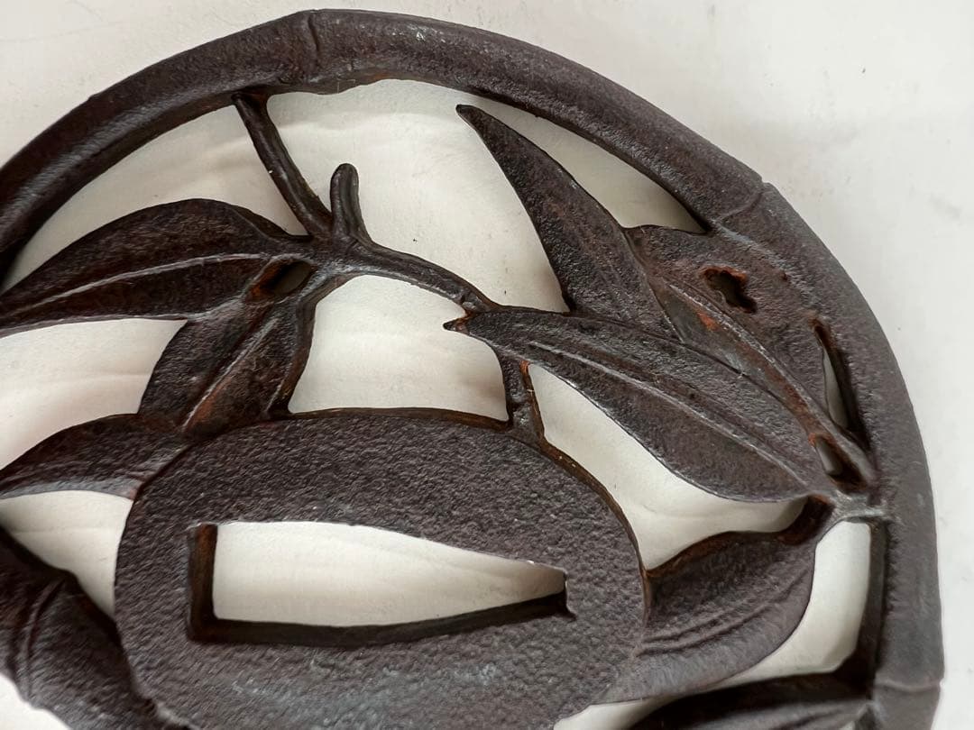 鉄製 鍔 竹と葉のデザイン 専用鍔桐箱付き　値下げ！