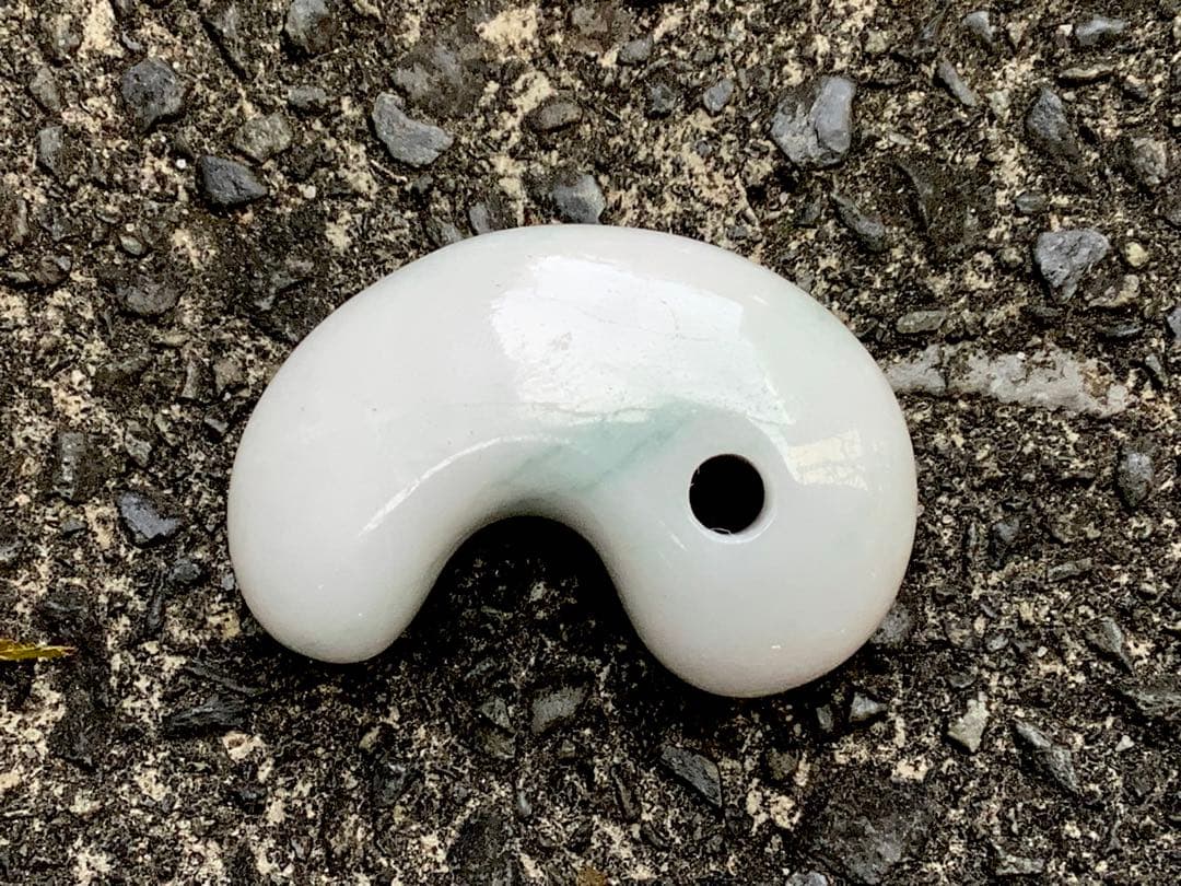 ✳30万円以上します‼️極上色彩　糸魚川翡翠ジェダイト勾玉　外部鑑定機関の鑑別書付