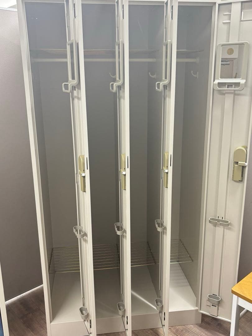 コクヨ　オフィスロッカー　4枚扉　鍵付き