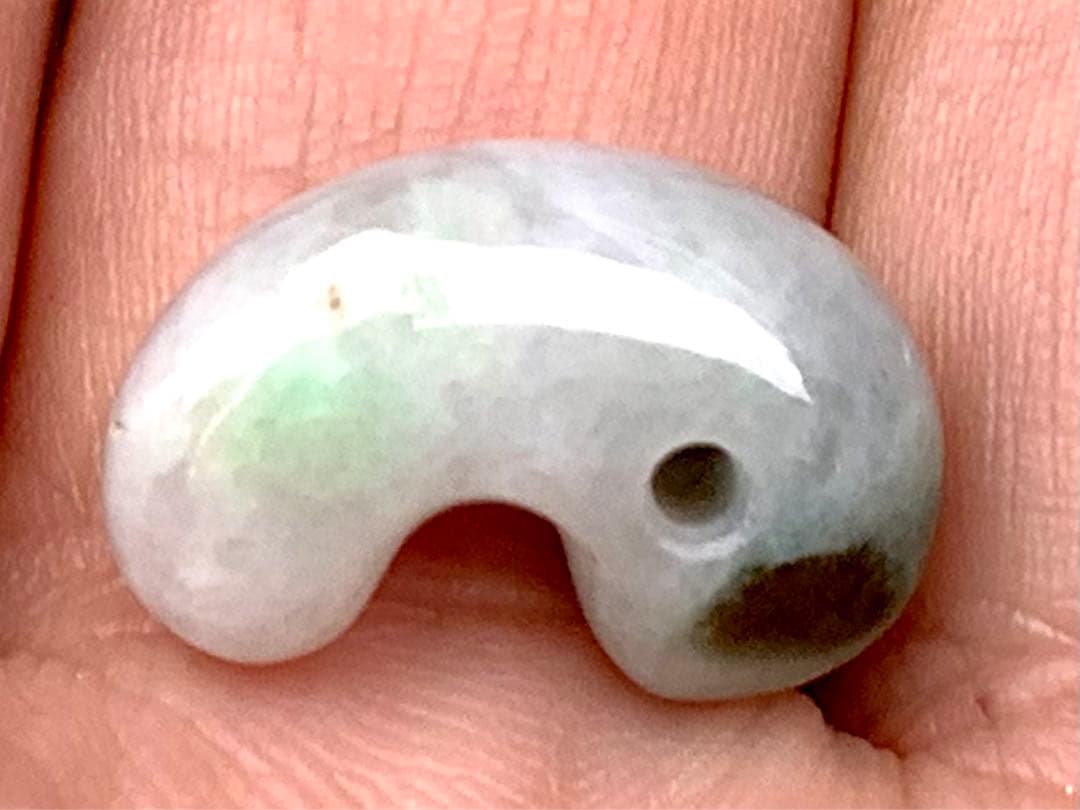 ✳緑混じりの氷肌*アイスジェイド　糸魚川翡翠勾玉　御守りに‼️鑑別書付本物を‼️