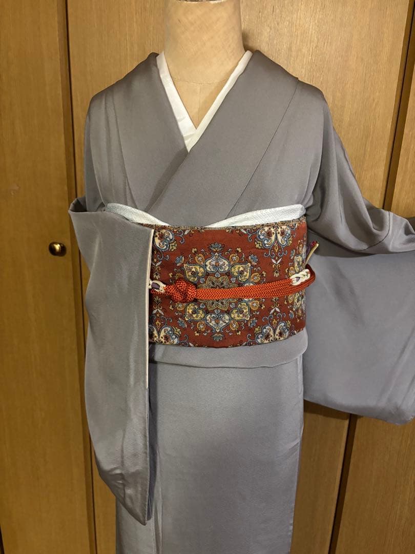 ほんのり茶味のグレー　 正絹　お洒落色無地　更紗の裾柄 共八掛　一つ縫紋　作家物