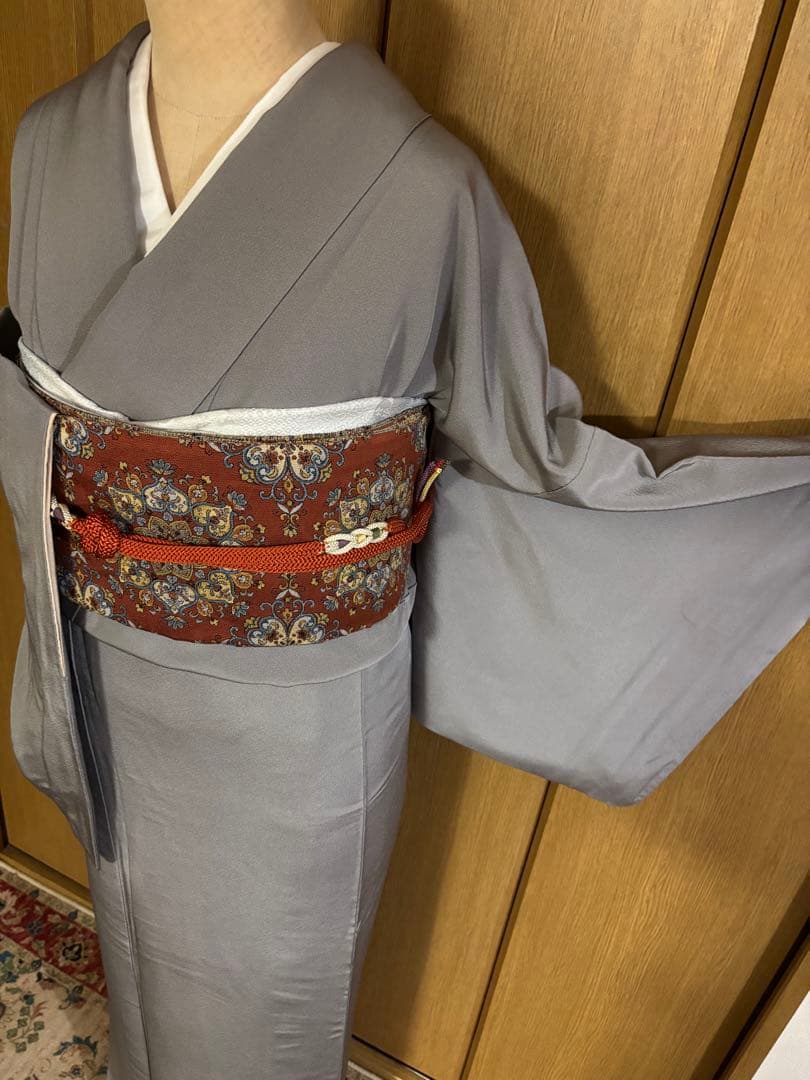 ほんのり茶味のグレー　 正絹　お洒落色無地　更紗の裾柄 共八掛　一つ縫紋　作家物