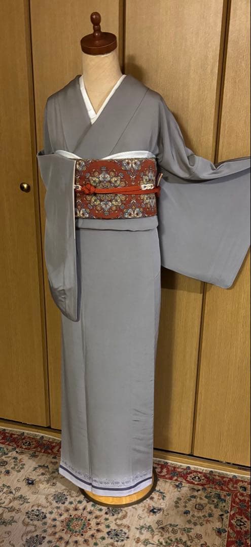 ほんのり茶味のグレー　 正絹　お洒落色無地　更紗の裾柄 共八掛　一つ縫紋　作家物