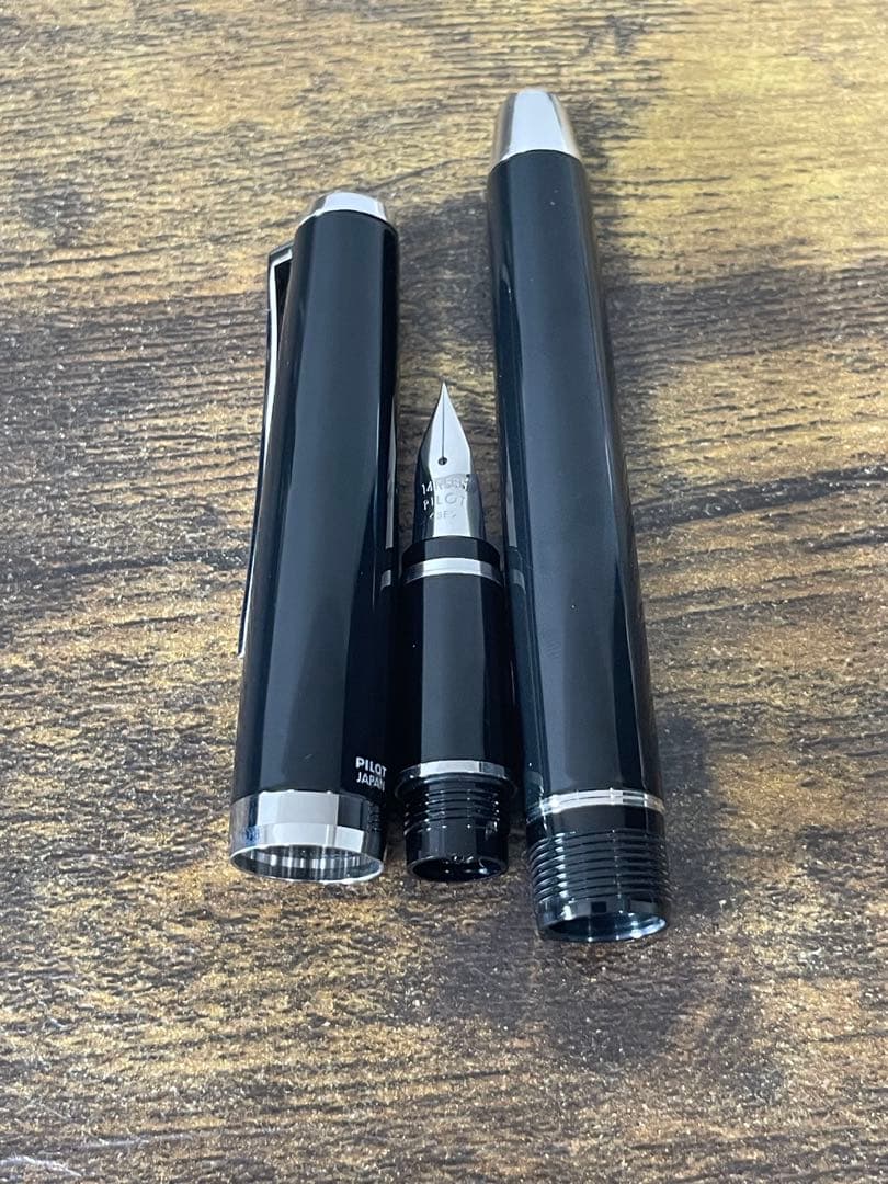 新品未使用　金属軸　エラボー　SFニブ　ブラック　パイロット　万年筆　備品あり