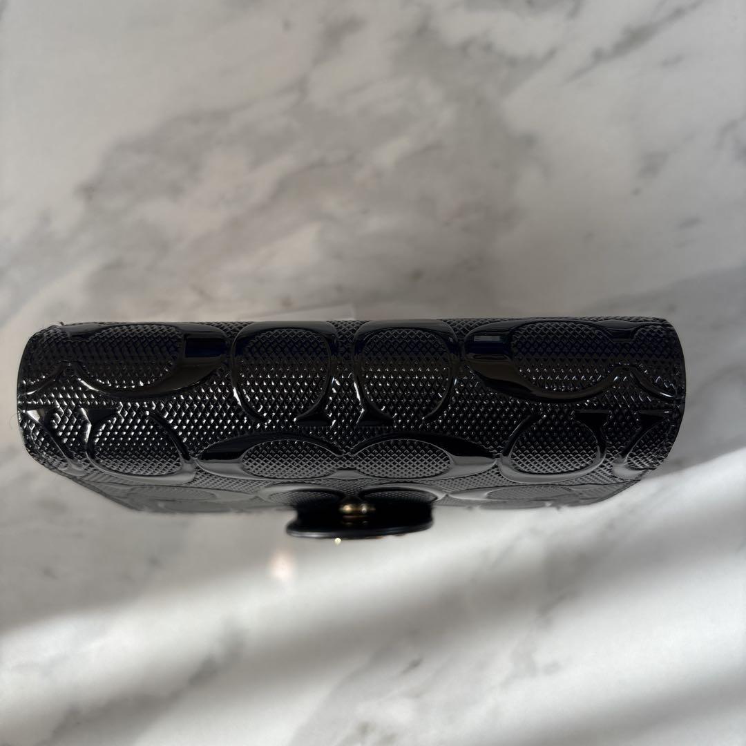 【美品】COACH コーチ 折り財布シグネチャーエンボス加工パテントレザー　黒