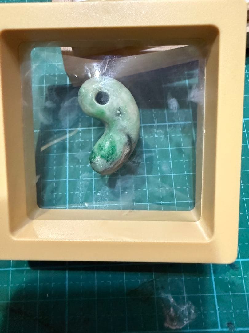 糸魚川翡翠‼️勾玉‼️ 透光性‼️８g‼️送料無料‼️破格出品‼️