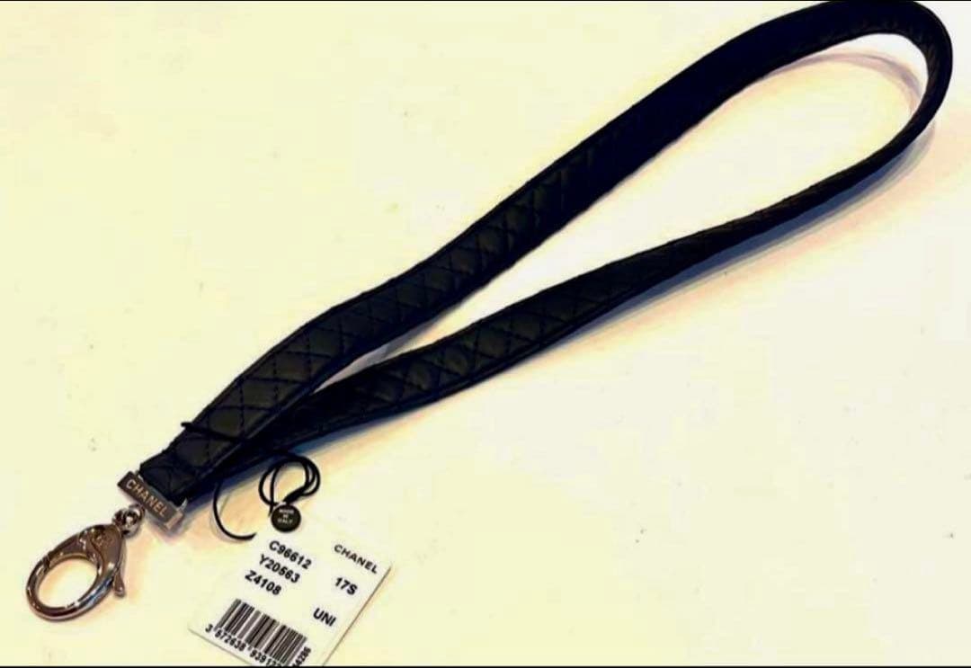 刻印有☆シャネル ストラップ　ロゴ　スマホ　マトラッセ　バッグチャーム　新品美品
