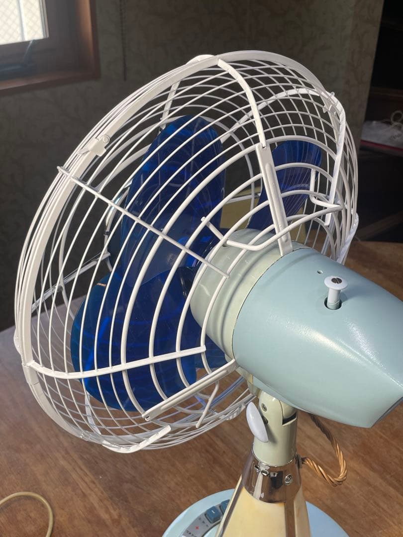 DarkBlue の涼しげな羽根/ランプも光る！ 暑夏をecoに乗切る東芝扇風機