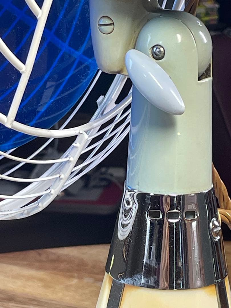 DarkBlue の涼しげな羽根/ランプも光る！ 暑夏をecoに乗切る東芝扇風機