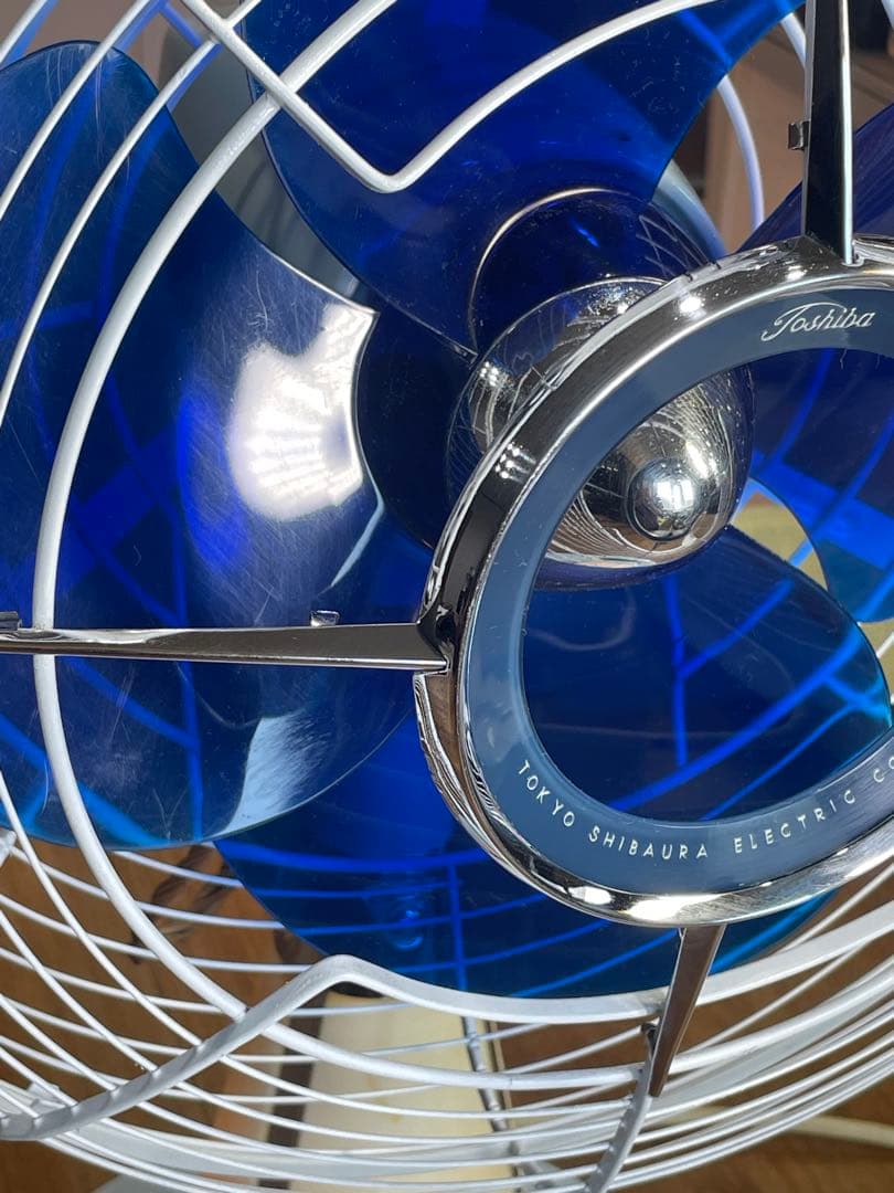 DarkBlue の涼しげな羽根/ランプも光る！ 暑夏をecoに乗切る東芝扇風機