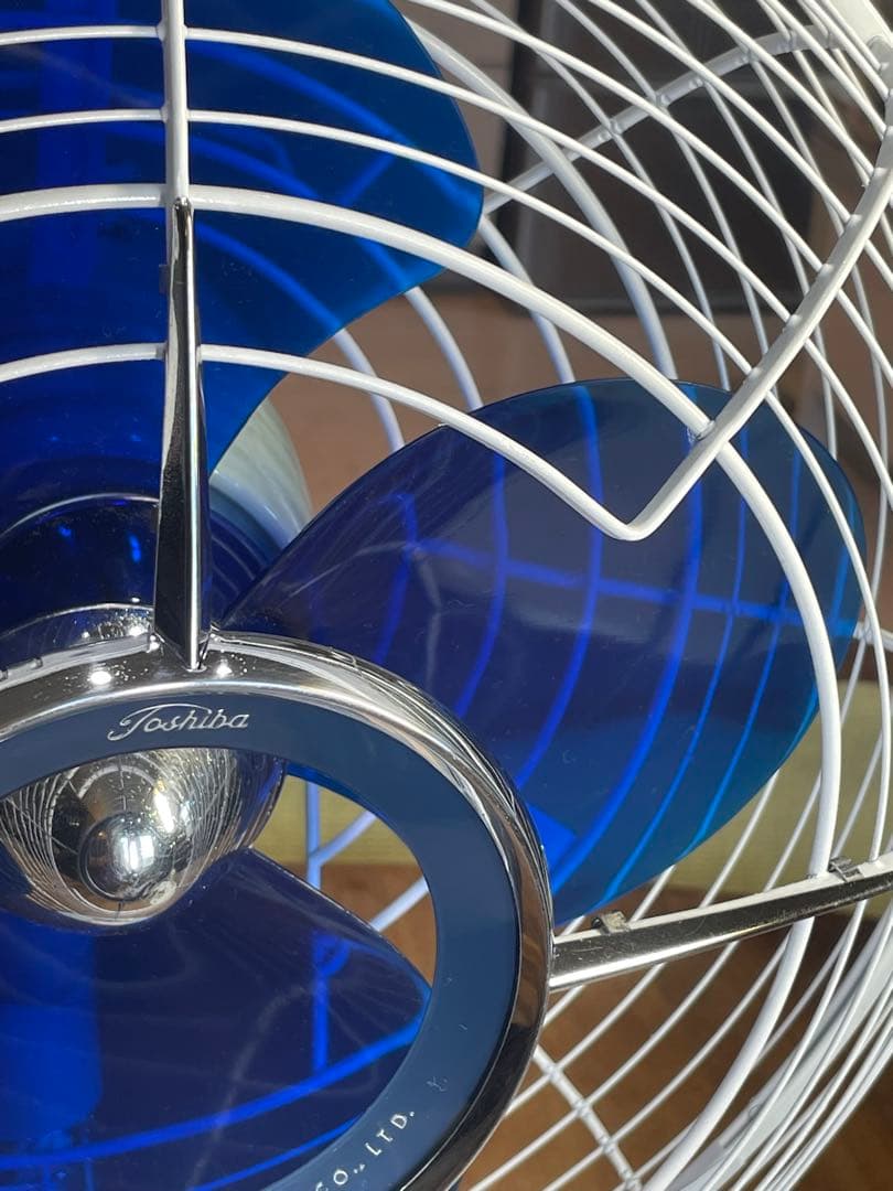 DarkBlue の涼しげな羽根/ランプも光る！ 暑夏をecoに乗切る東芝扇風機