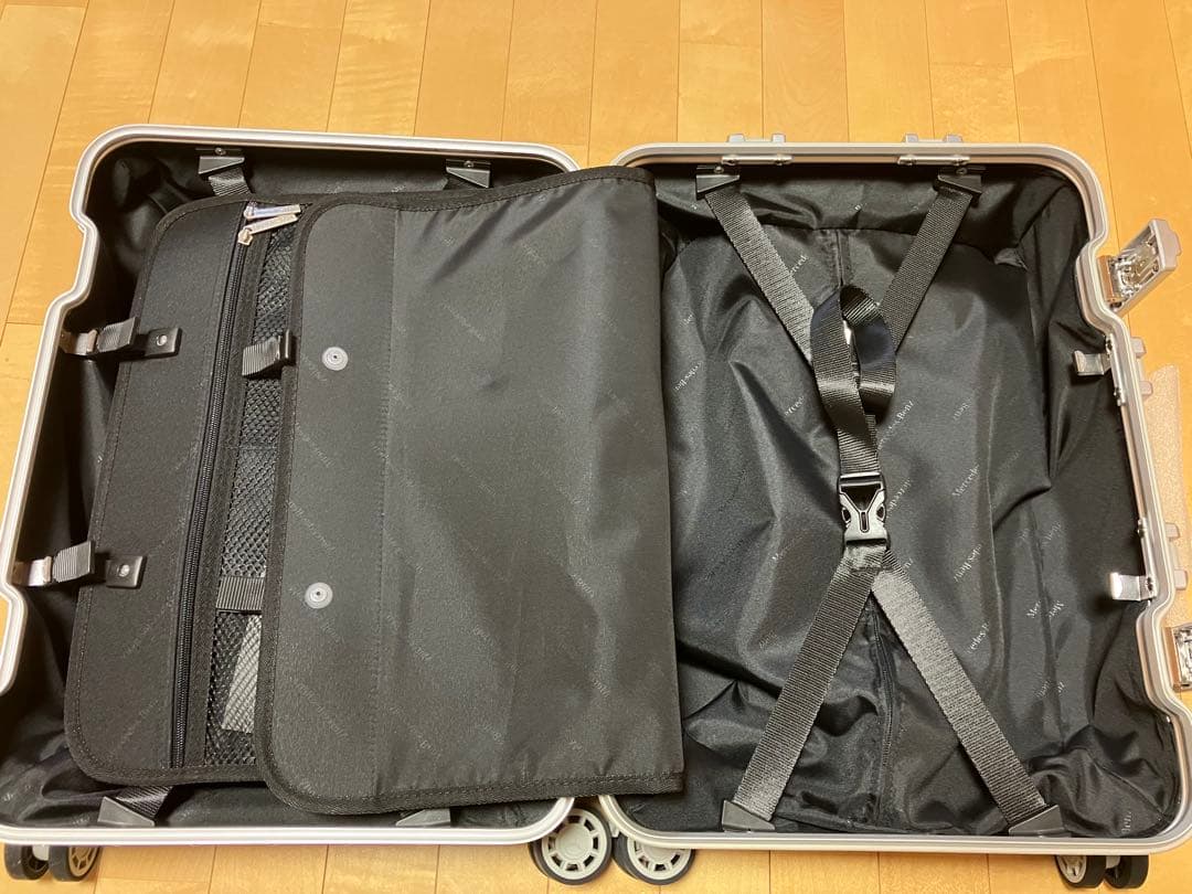 新品未使用　Mercedes-Benz シルバーキャリーケース