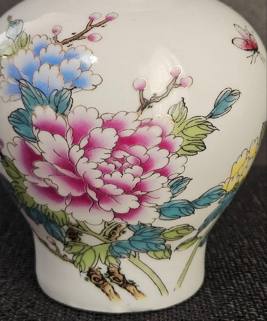 中国美術　中国陶磁器　色絵粉彩　牡丹に蝶々の図　小壺　花入れ　花瓶　オブジェ