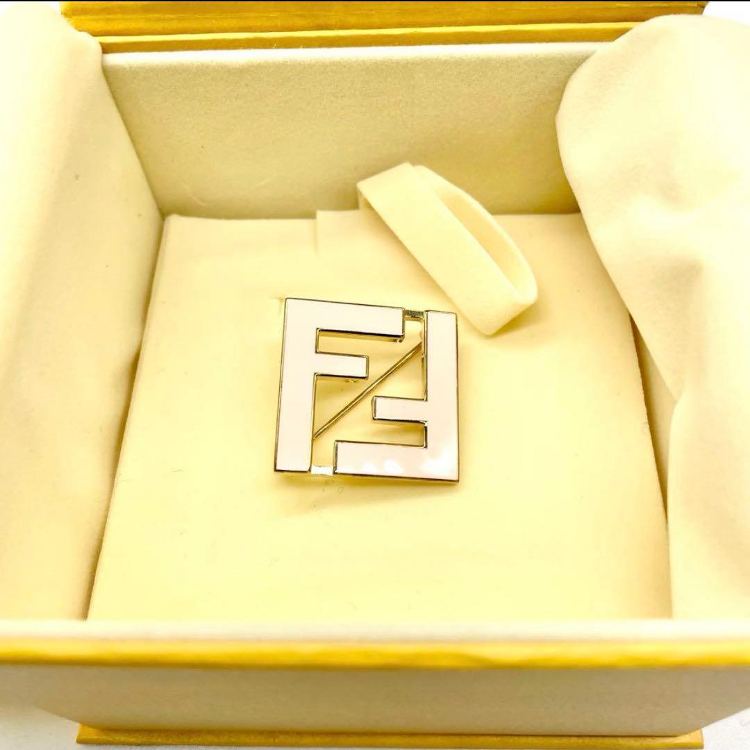 現行 【未使用級】フェンディ FENDI FFロゴ ブローチ ピンク ゴールド