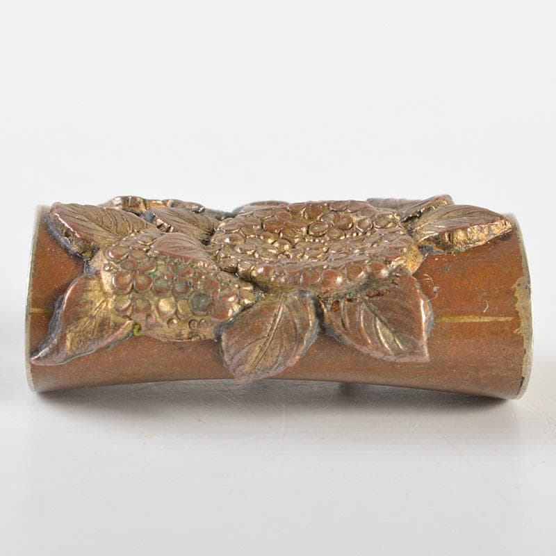 時代金工細工　古銅鍍金　花刻　緒締　V　R7366