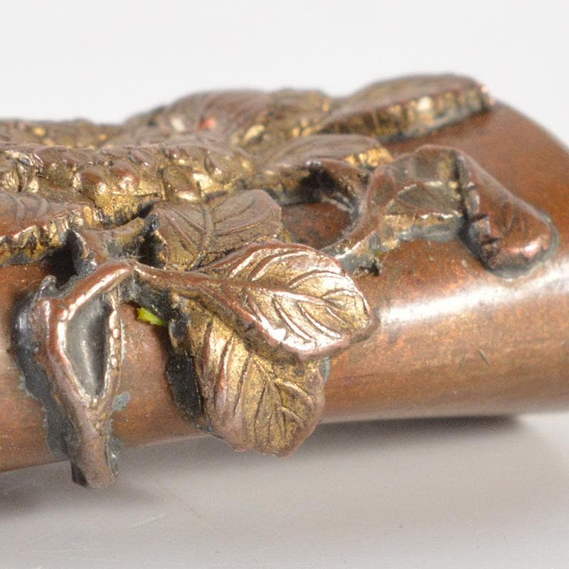 時代金工細工　古銅鍍金　花刻　緒締　V　R7366
