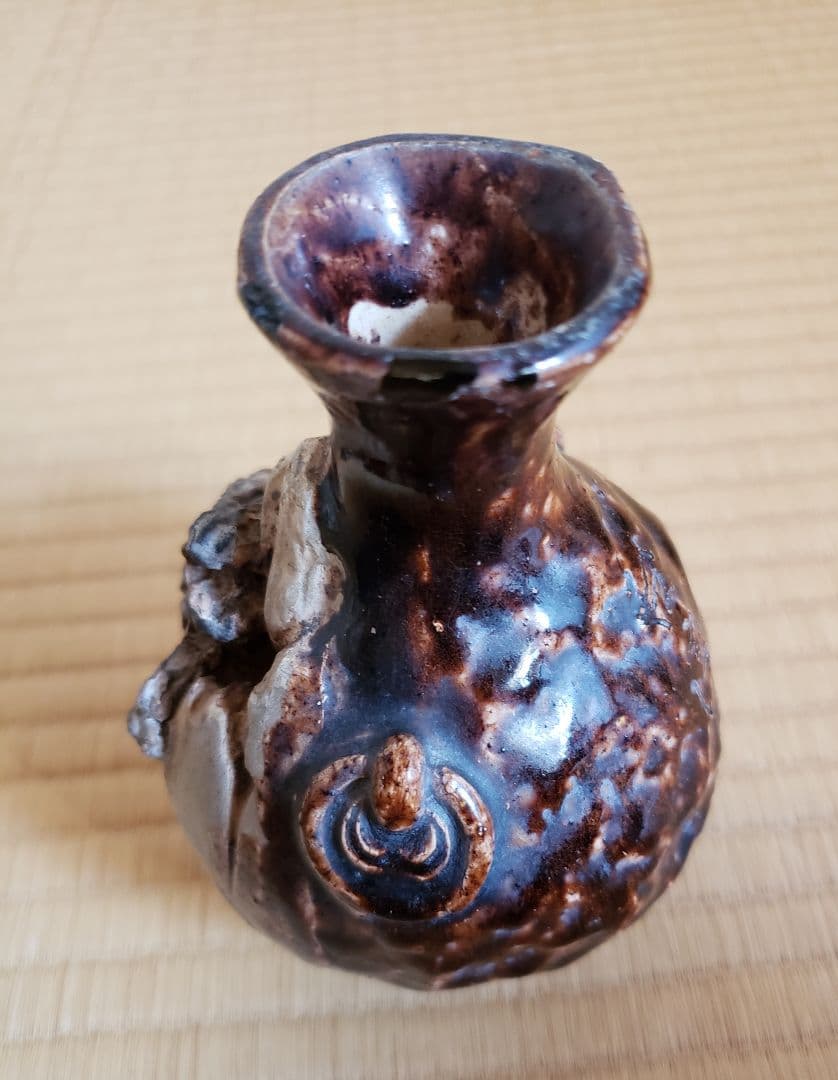 no199　厳島神社 宮島焼の 山居囲碁超細密彫刻 徳利