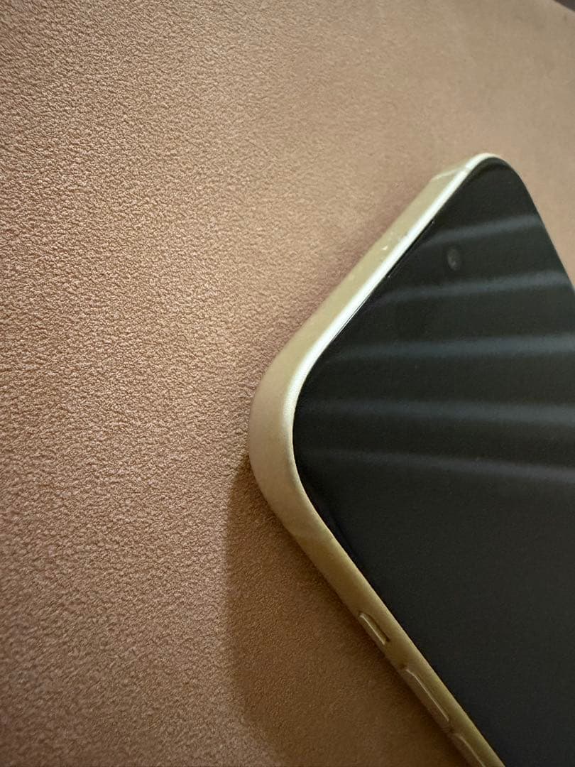 iPhone15本体　イエロー