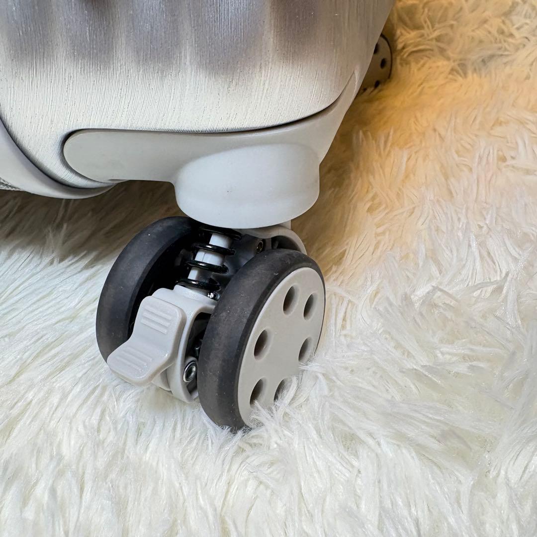 バッグ NEW ERA WHEEL CARRY CASE SMALL SILVER