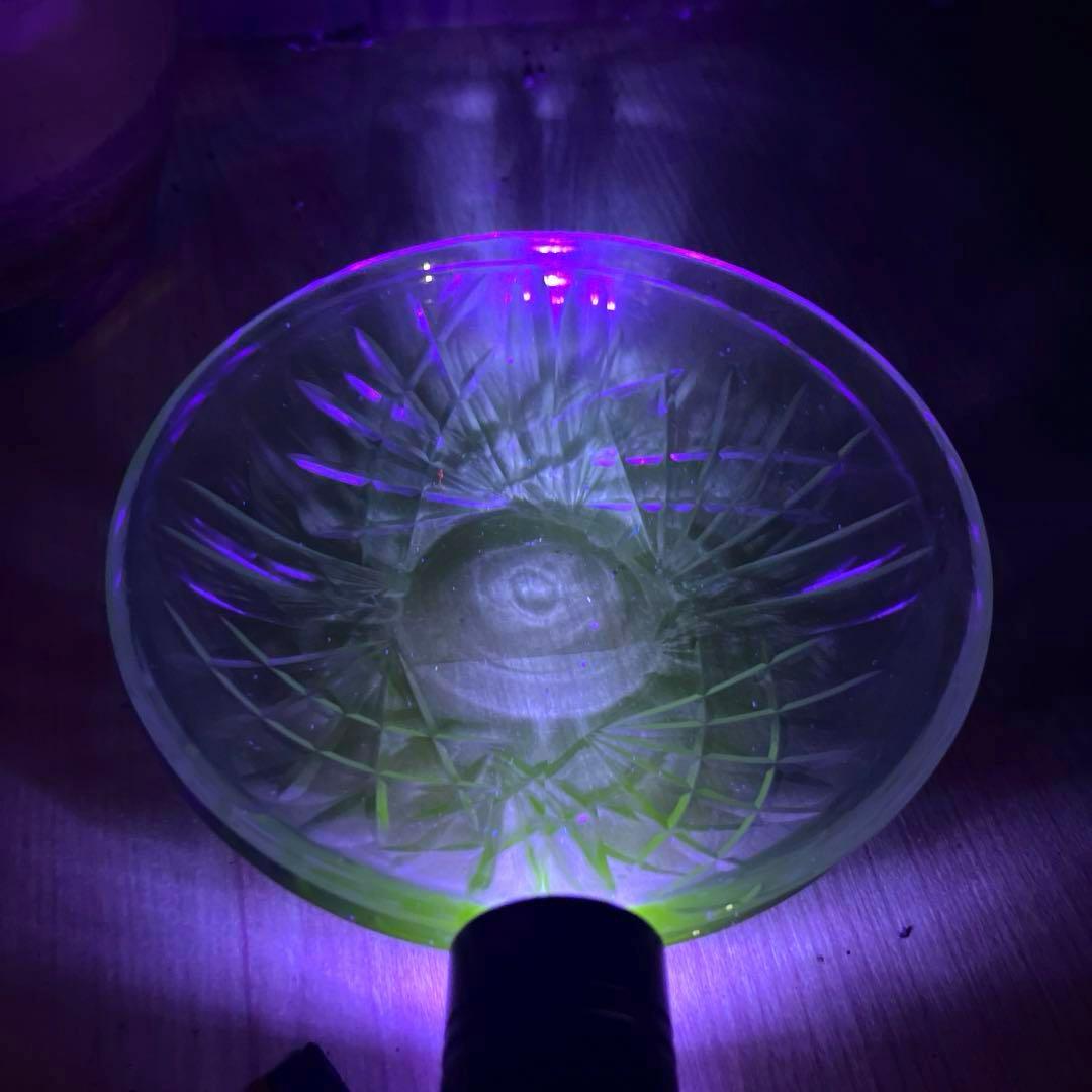 骨董　時代ガラス　希少　カーキ色　シンプルカット　平鉢　中鉢　２客　ウラン