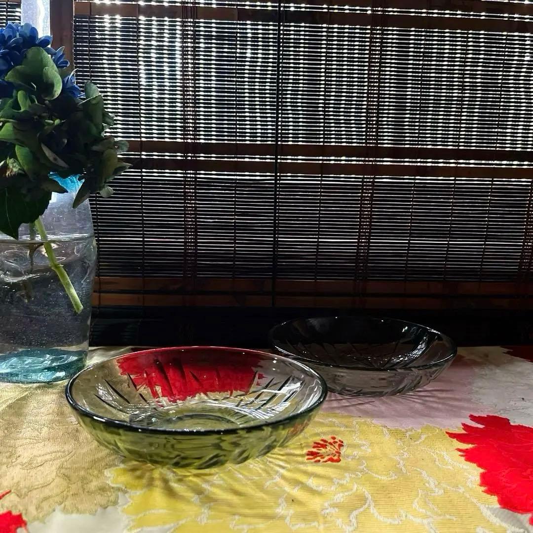 骨董　時代ガラス　希少　カーキ色　シンプルカット　平鉢　中鉢　２客　ウラン