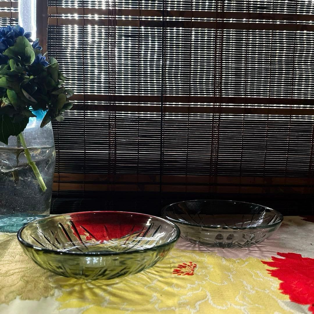 骨董　時代ガラス　希少　カーキ色　シンプルカット　平鉢　中鉢　２客　ウラン