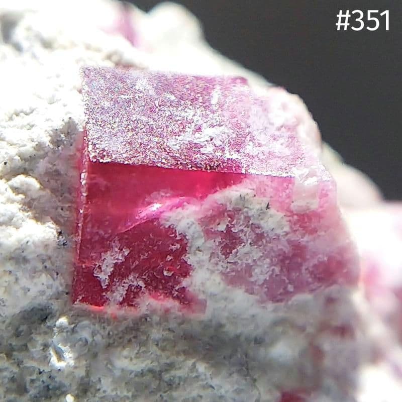 351 複数結晶 レッドベリル ビクスバイト レッドエメラルド 結晶 標本