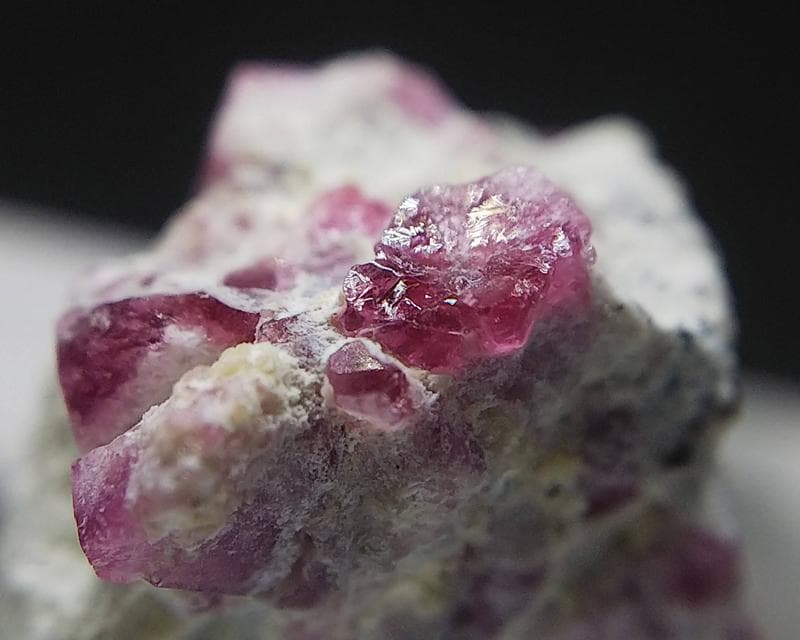 351 複数結晶 レッドベリル ビクスバイト レッドエメラルド 結晶 標本