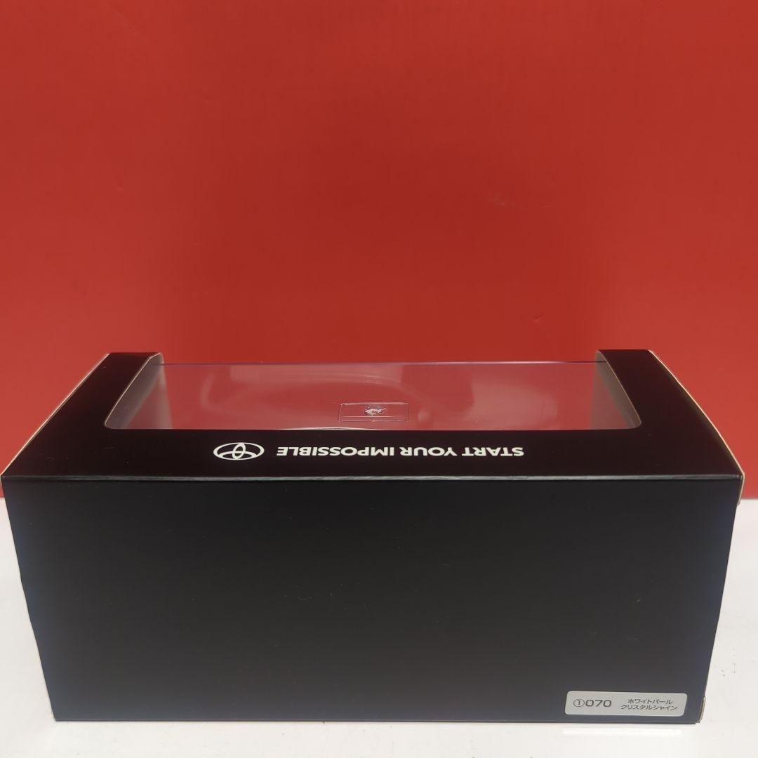 トヨタ　ハリアー80系　ミニカー　ホワイトパール