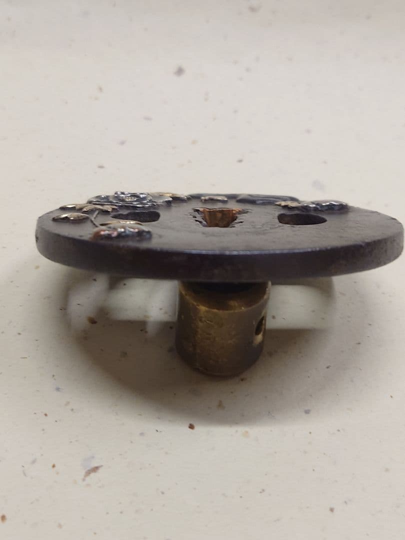 花と葉の金色装飾 鍔(つば)