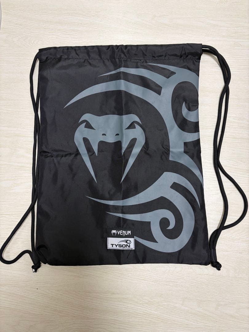 【新作】Venum ボクシンググローブ ブラック/ホワイト 10oz タイソン