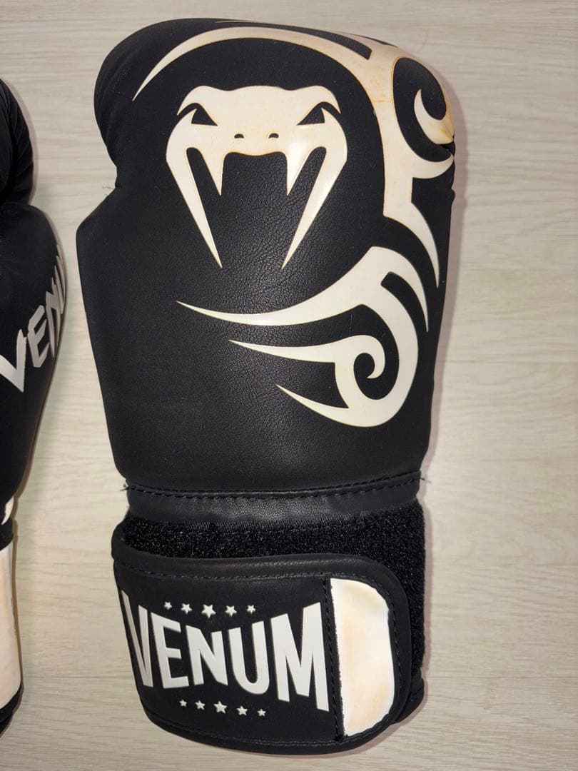 【新作】Venum ボクシンググローブ ブラック/ホワイト 10oz タイソン