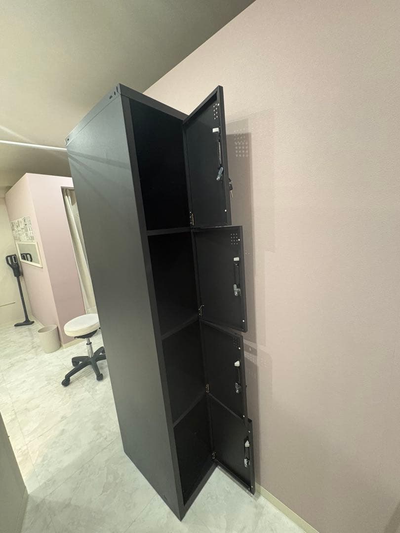 金属製オフィスロッカー 4段 鍵付き