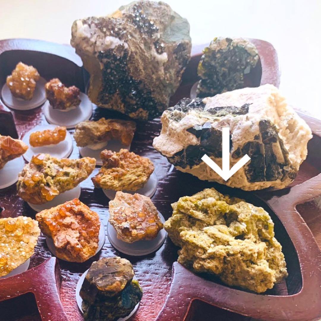 ウルトラレア！光沢あるゾイサイト結晶たち285ct