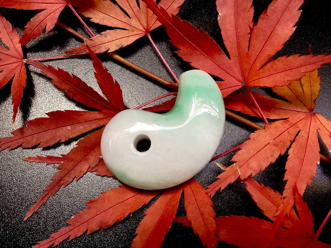 ✳ premiumシリーズ 本物の糸魚川翡翠　開運*摩訶不思議な勾玉　鑑別書付を