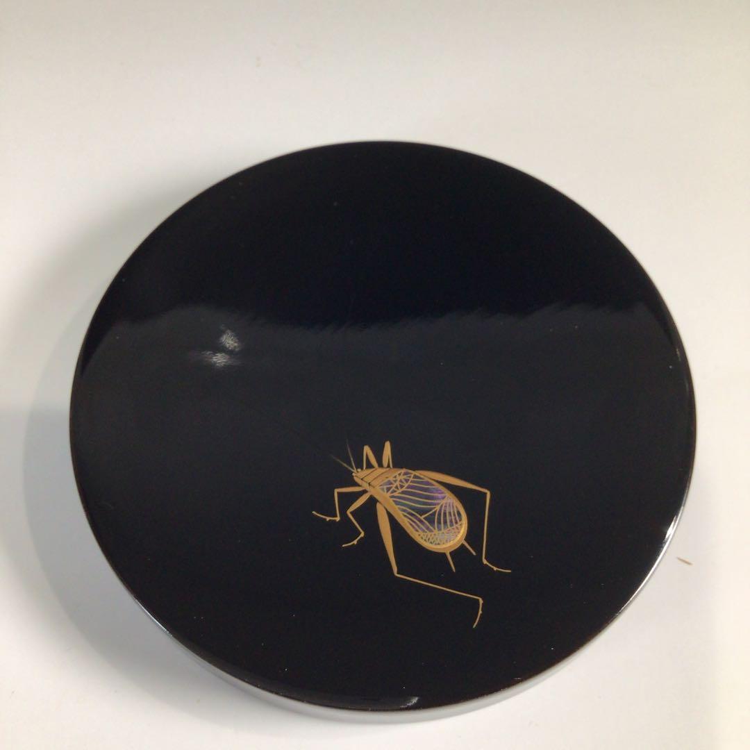 Ｐ６９１　香合　『道場宗廣作』『黒漆塗』『虫蒔絵』『丸香合』　共箱　茶道具