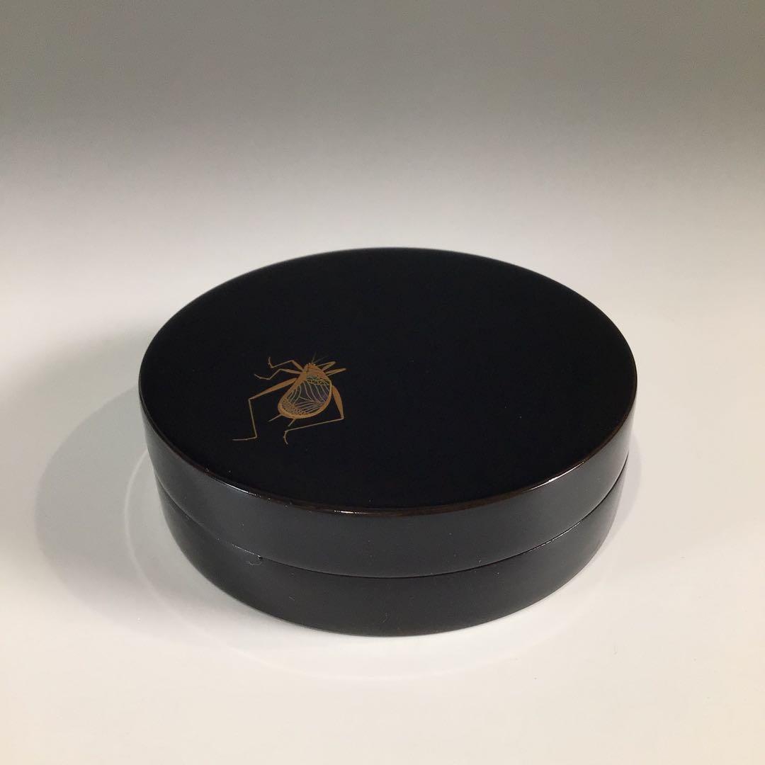 Ｐ６９１　香合　『道場宗廣作』『黒漆塗』『虫蒔絵』『丸香合』　共箱　茶道具