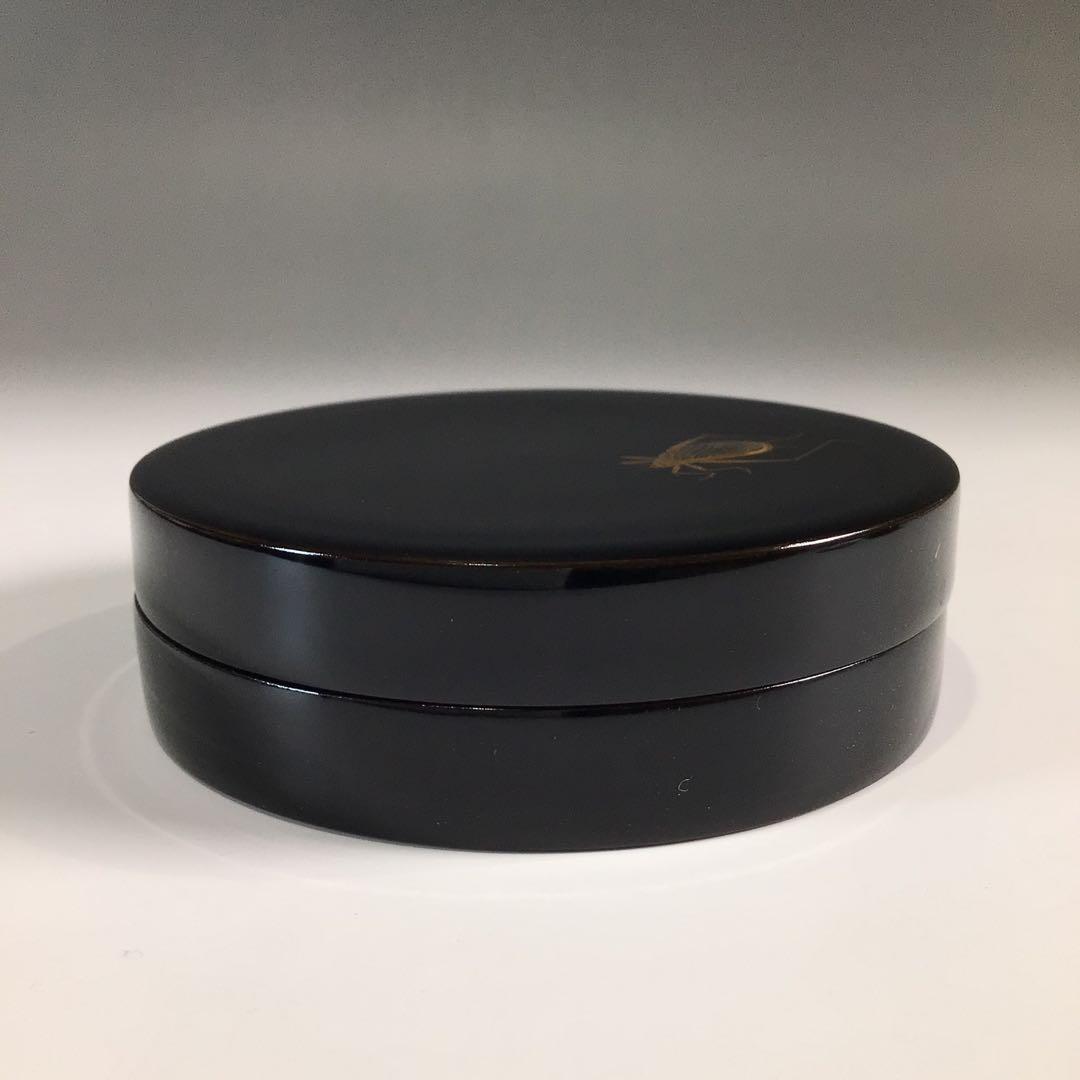 Ｐ６９１　香合　『道場宗廣作』『黒漆塗』『虫蒔絵』『丸香合』　共箱　茶道具