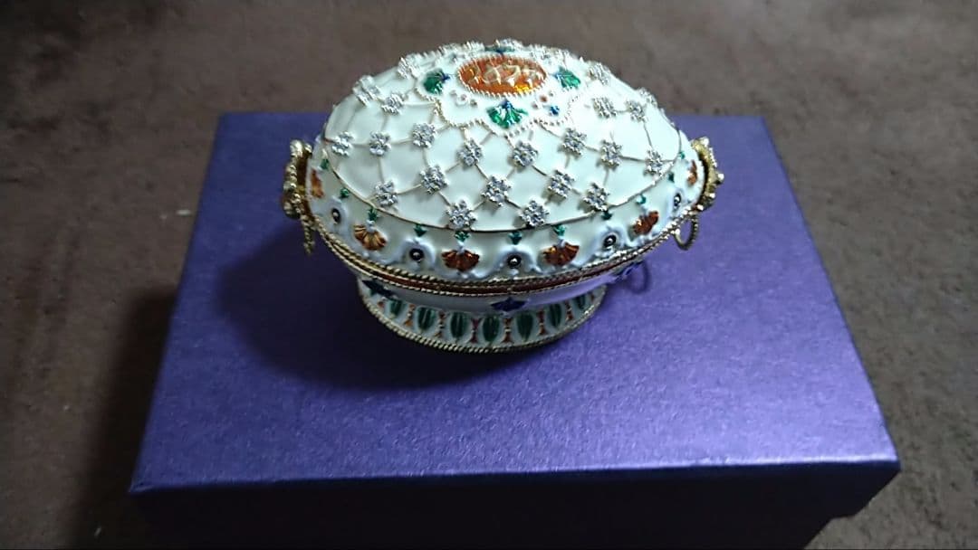 装飾卵型ボックス エナメル仕上げ