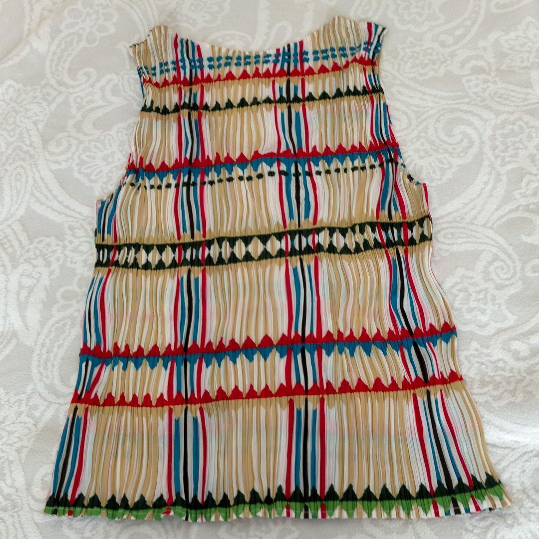 新品同様 プリーツプリーズカットソー袖なし