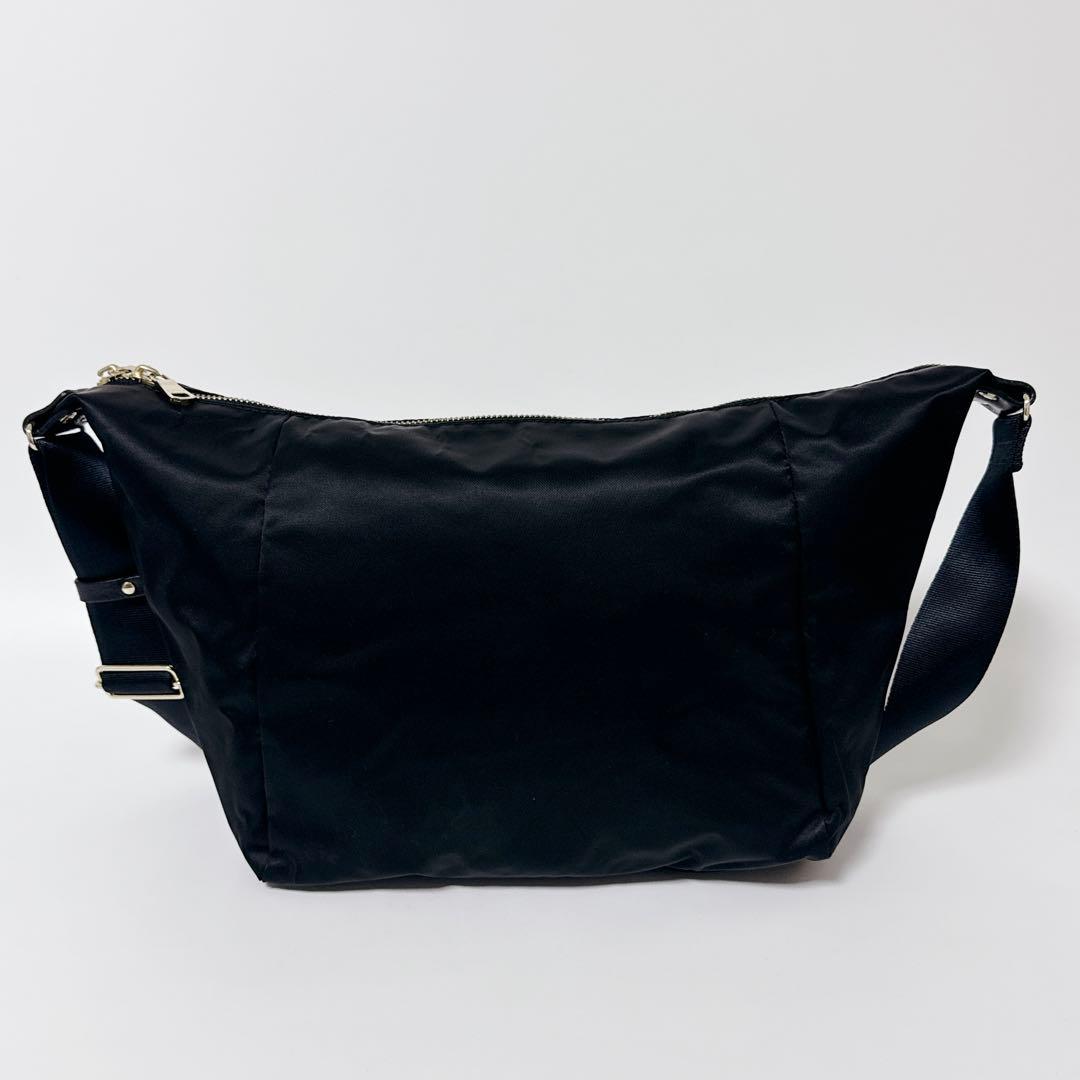 【人気商品】russet スリングバッグ　ナイロン　ブラック　ボディバッグ