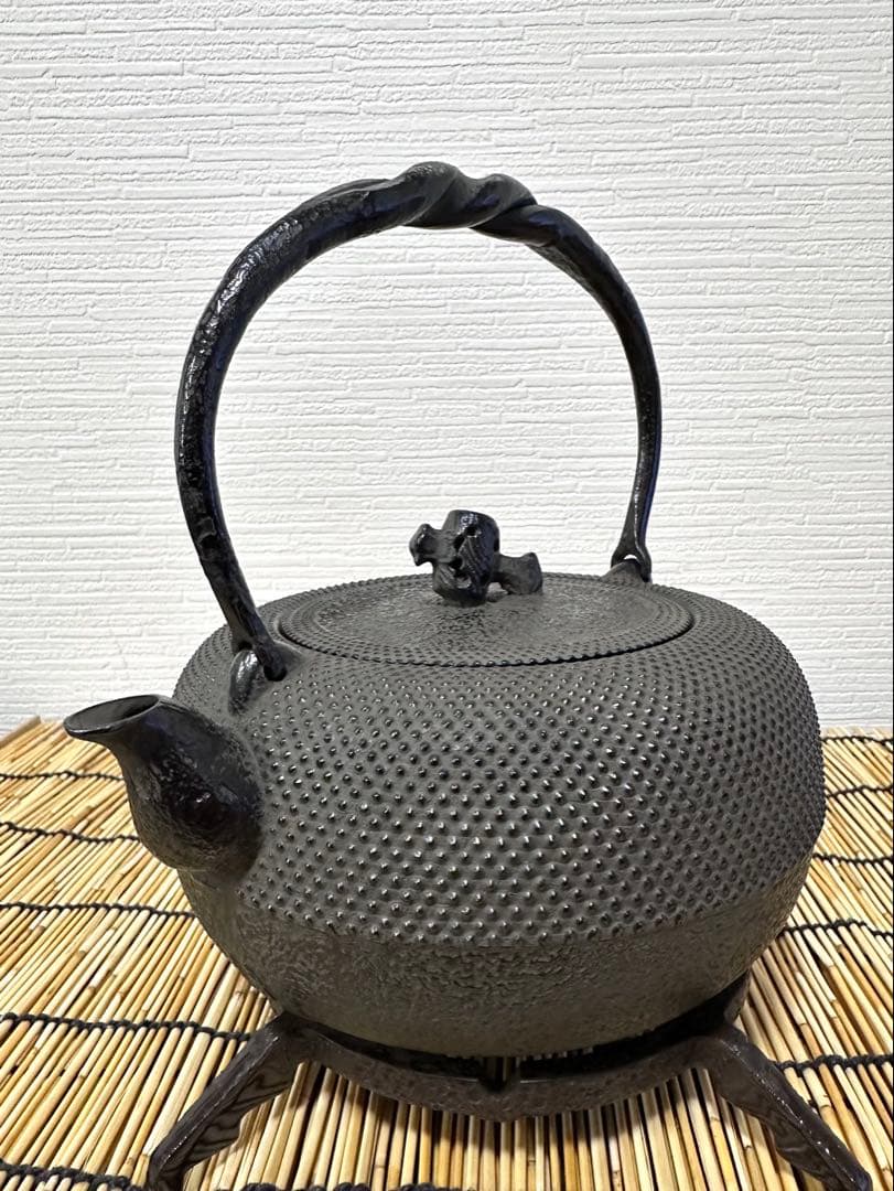 未使用品、供箱、栞、タグ付　南部岩鋳造　１８型姥口アラレ　南部鉄瓶　南部鉄器