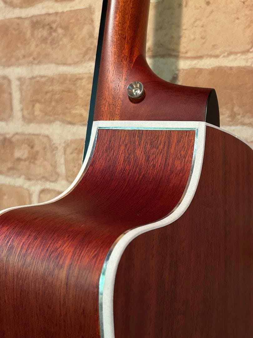 琥珀色サンバーストのアコースティックギター