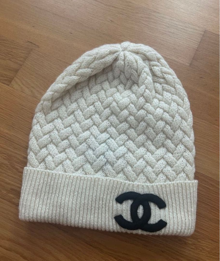 新品同様 シャネル ニット帽 白