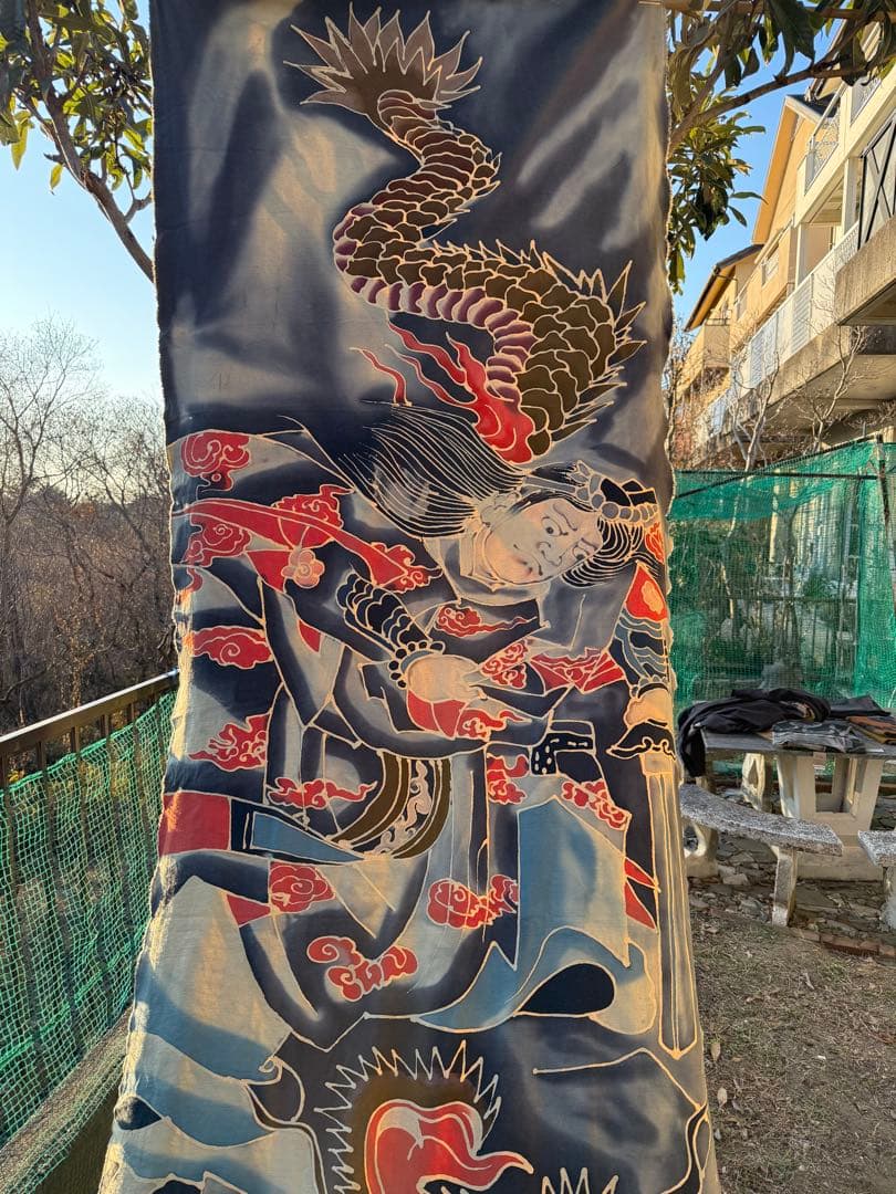 ◯手描きロウケツ染め布 　図柄、若武者と戦う悪龍