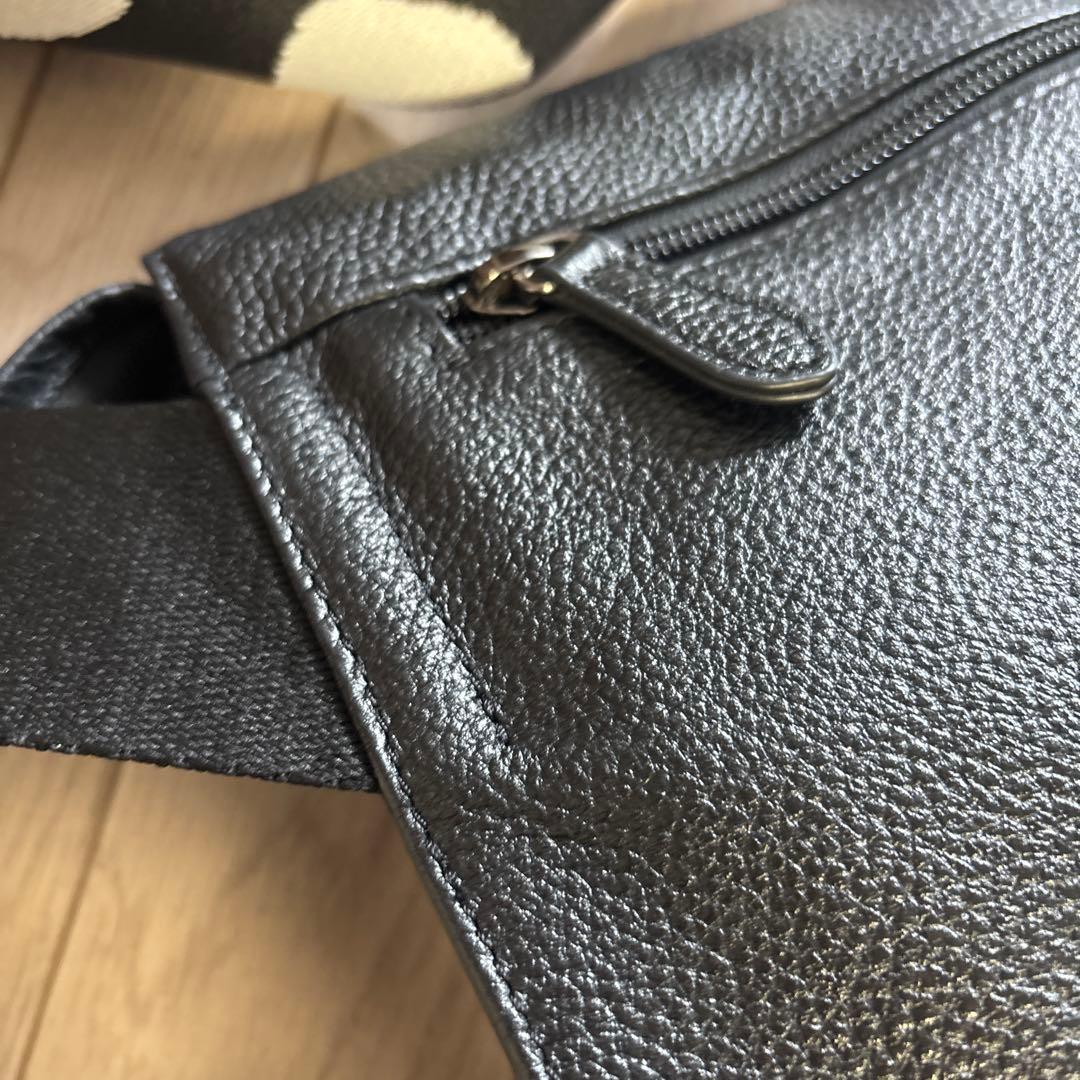 【美品】イアパピヨネ 柄 ワイドテープ ショルダー バッグ ブラック ボディ