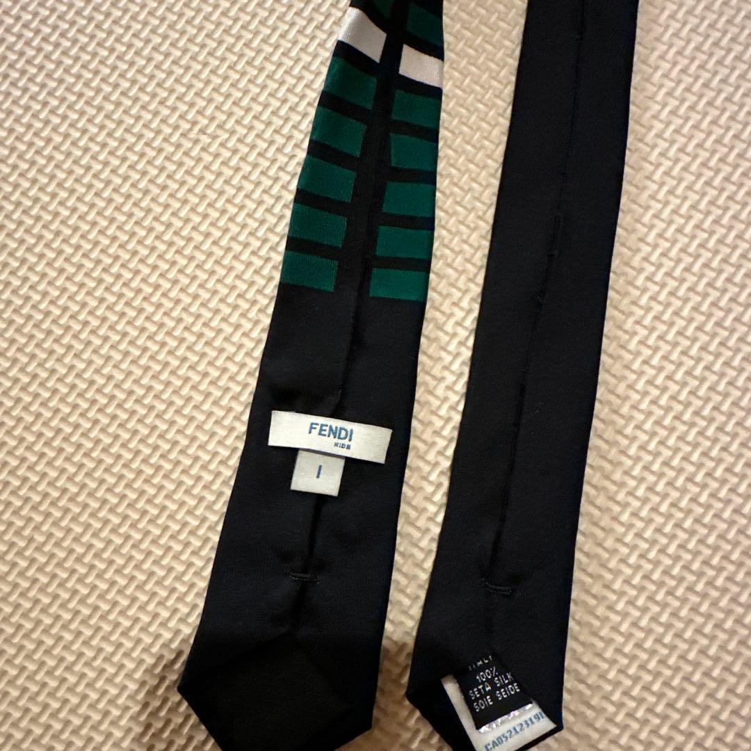 FENDIキッズ　ネクタイ
