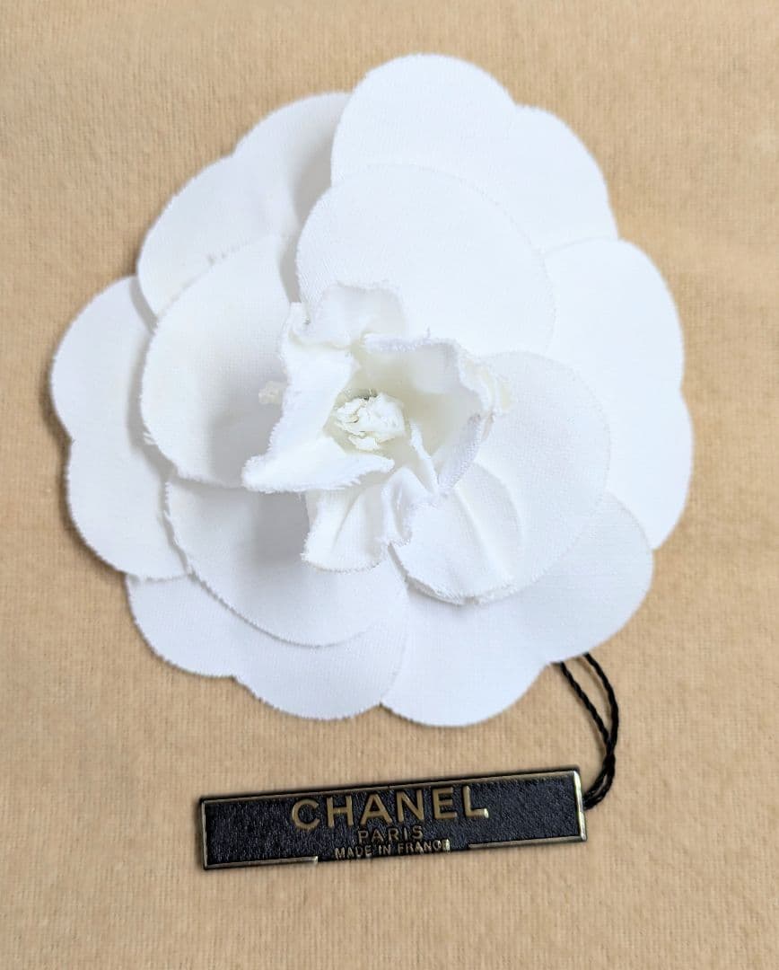 CHANEL シャネル　カメリア　コサージュ　ホワイト系　ブローチ　箱付き