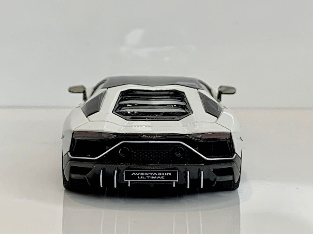 1/43 ランボルギーニ アヴェンタドール Ultimae Bianco Isi