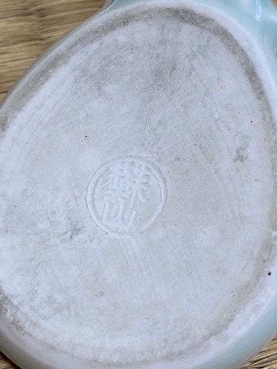 青磁 琵琶香合　　初代諏訪蘇山　　帝室技芸員